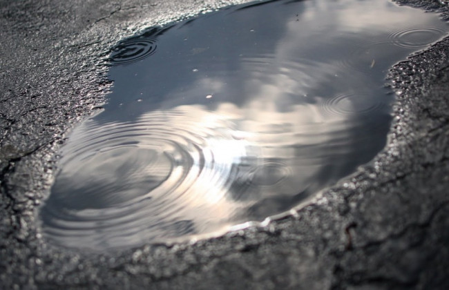Закатали лужи в асфальт: в Киеве ремонтируют дорогу