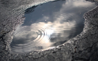 Закатали лужи в асфальт: в Киеве ремонтируют дорогу