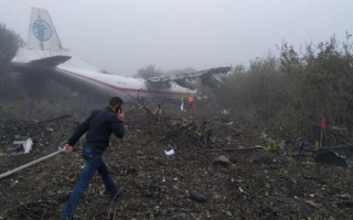 Під Львовом аварійно приземлився літак: є загиблі