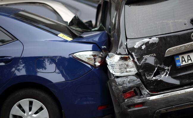 На трассе Киев — Чоп столкнулись три автомобиля: много пострадавших