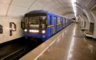 В вагоне столичного метро неадекват курил сигарету: есть видео