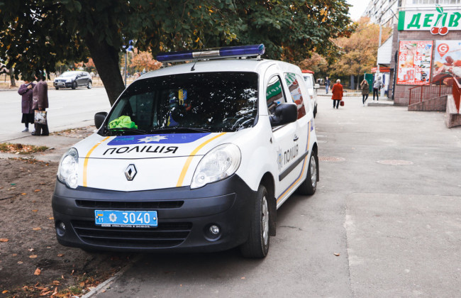 Погибла мгновенно: в Киеве женщина выбросилась из окна многоэтажки