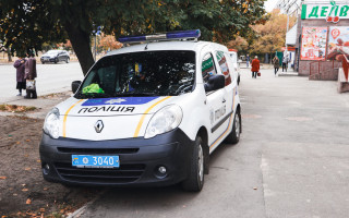 Погибла мгновенно: в Киеве женщина выбросилась из окна многоэтажки