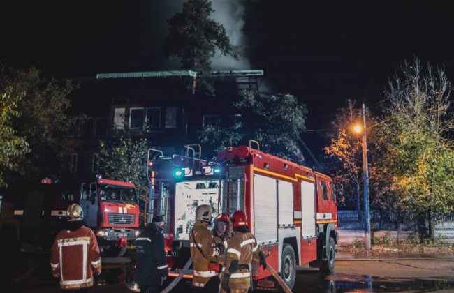 В Киеве вспыхнул пожар: горела крыша дома