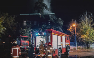 В Киеве вспыхнул пожар: горела крыша дома