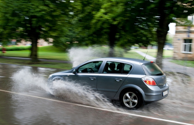 Чем опасна для машины быстрая езда по лужам: предупреждение для водителей