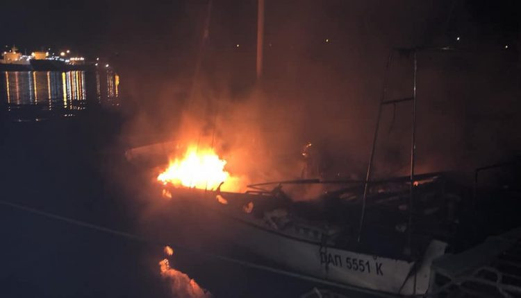 Под Черноморском вспыхнул пожар: горела яхта депутата, фото