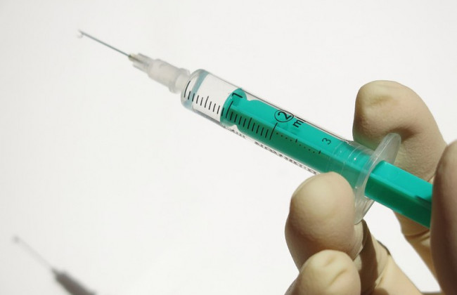 В Киеве неизвестный мужчина угрожал детям шприцем