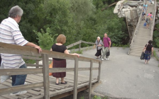 На Донбасі створять умови для переходу українців через зруйнований міст: Зеленський видав указ