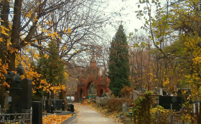 В Киеве на кладбище подростки поглумились над могилами, видео