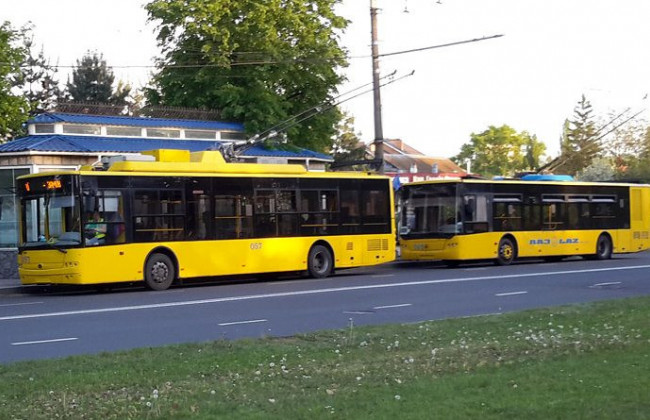 Зламався на дорозі: в столиці пасажири штовхали поламаний тролейбус, відео