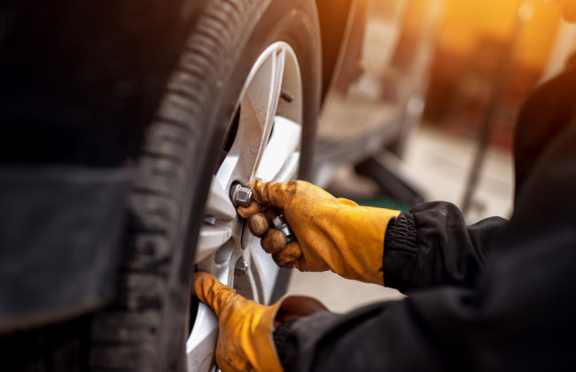 Когда менять резину на зимнюю: в МВД предупредили украинских водителей