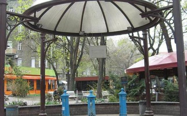 Киевлян предупредили о грязной воде в бюветах