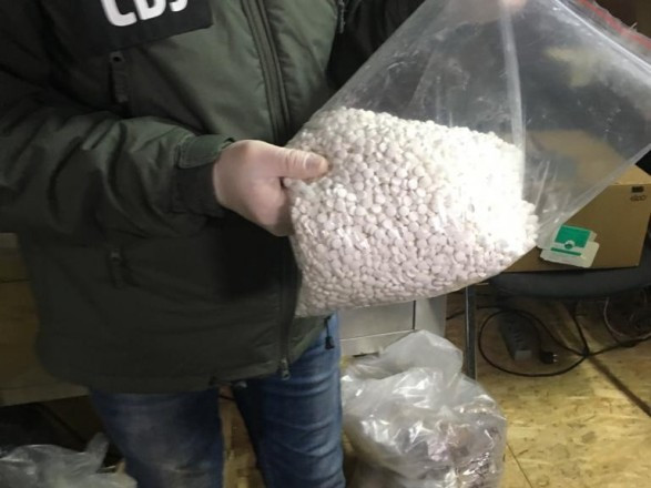 Збували контрабанду наркотиків у пігулках: СБУ блокувала злочинну діяльність наркодилерів