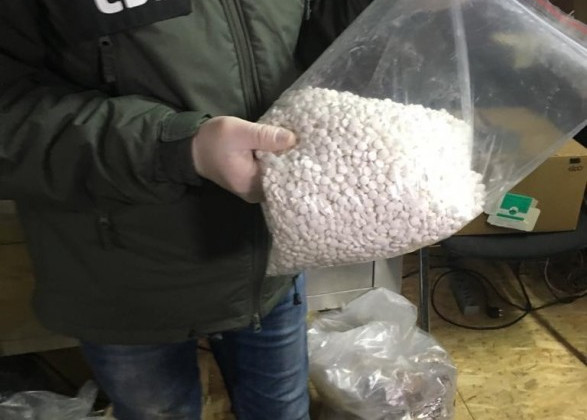Збували контрабанду наркотиків у пігулках: СБУ блокувала злочинну діяльність наркодилерів