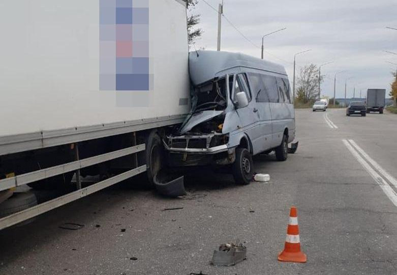 Смертельное ДТП из-за столкновения маршрутки и грузовика: в МВД сообщили детали