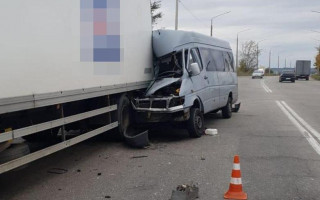 Смертельное ДТП из-за столкновения маршрутки и грузовика: в МВД сообщили детали