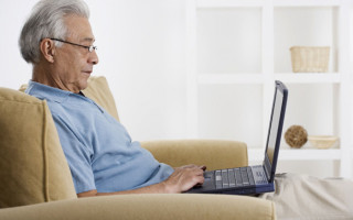 Робота — основна стратегія виживання українців на пенсії: результати соцопитування