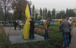 В Киеве вандалы повредили памятник воинам АТО