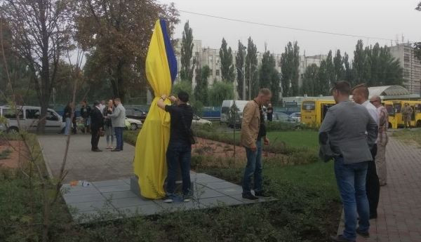В Киеве вандалы повредили памятник воинам АТО