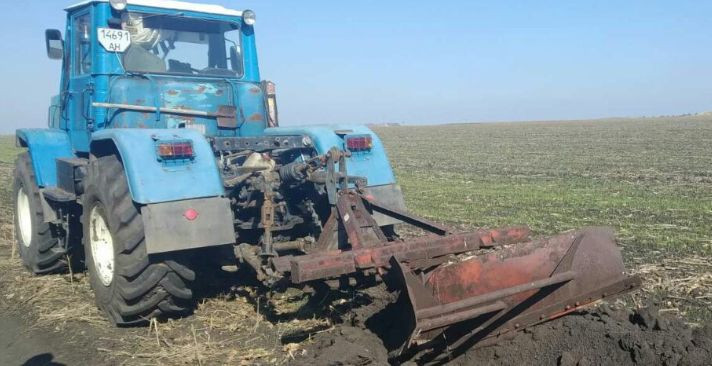 На Донеччині в полі підірвався трактор: подробиці та фото