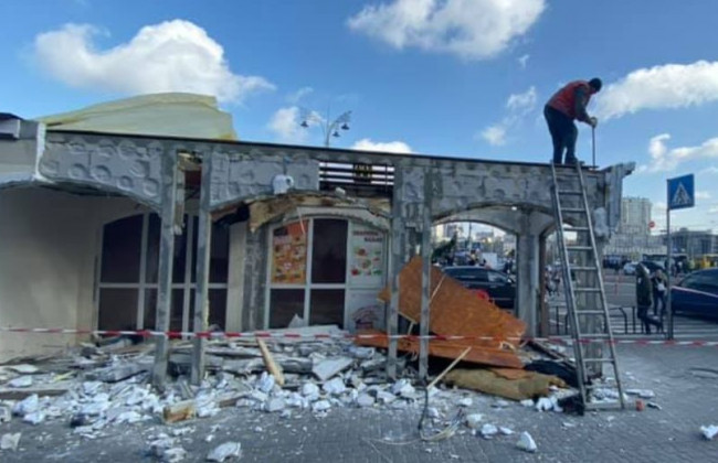 В Киеве на железнодорожном вокзале начали демонтаж МАФов, фото
