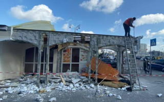 В Киеве на железнодорожном вокзале начали демонтаж МАФов, фото