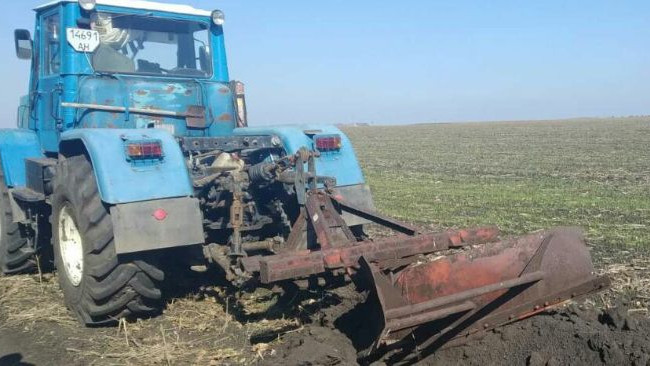 На Донеччині в полі підірвався трактор: подробиці та фото