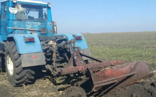 На Донеччині в полі підірвався трактор: подробиці та фото