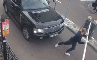 В Киеве пьяный водитель на Range Rover сломал шлагбаум, видео