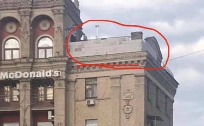 В центре Киева на крыше здания устроили масштабную стройку