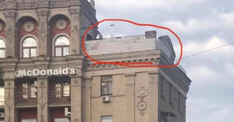 В центре Киева на крыше здания устроили масштабную стройку