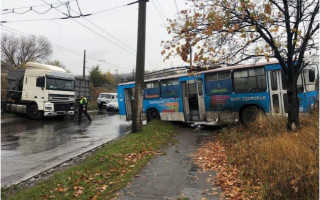 В Горловке фура влетела в троллейбус
