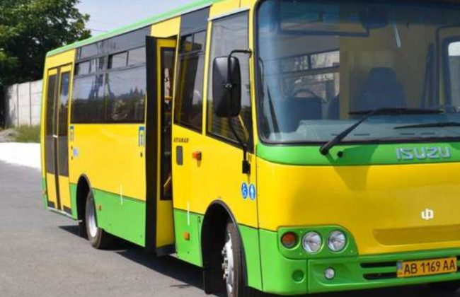 В Киеве женщина кинулась под колеса автобуса: появилось видео