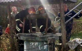 Упала в колодец: под Одессой провели спасательную операцию
