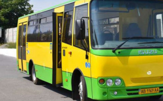 В Киеве женщина кинулась под колеса автобуса: появилось видео