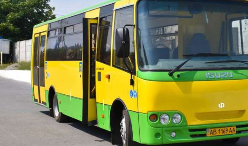 В Киеве женщина кинулась под колеса автобуса: появилось видео