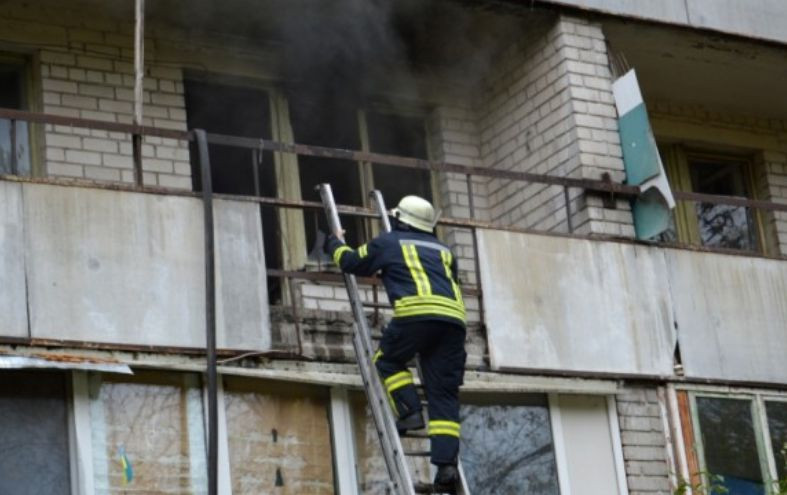 Масштабна пожежа у пансіонаті Дніпра: є подробиці