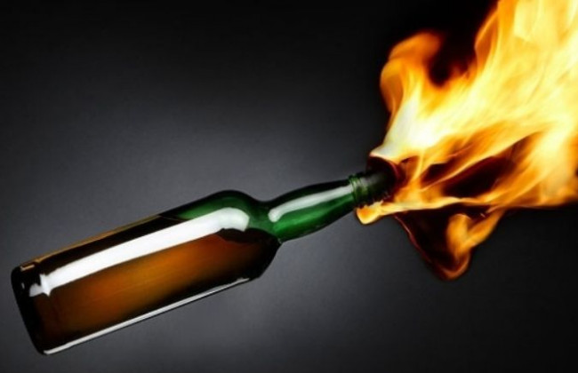 На Закарпатті невідомі кинули коктейль молотова у двір родичів депутата