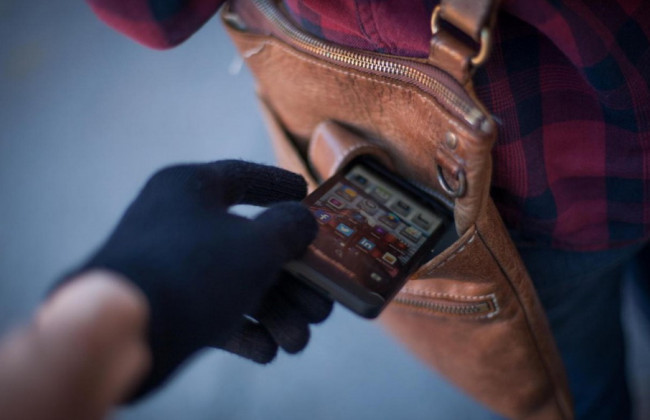 Киевлянам показали ловкую магазинную воровку: видео