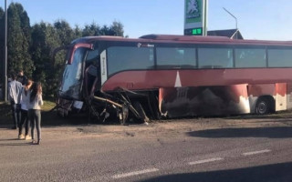 Во Львовской области ВАЗ влетел в автобус с туристами: есть жертвы