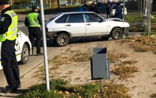 В Харькове легковушка влетела в остановку: есть видео