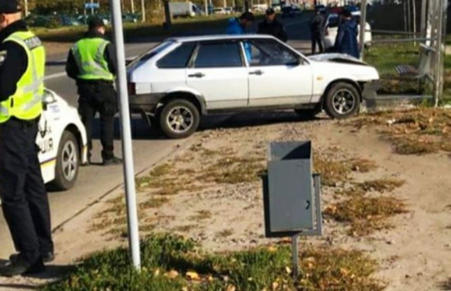 В Харькове легковушка влетела в остановку: есть видео