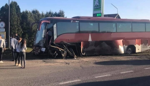 Во Львовской области ВАЗ влетел в автобус с туристами: есть жертвы