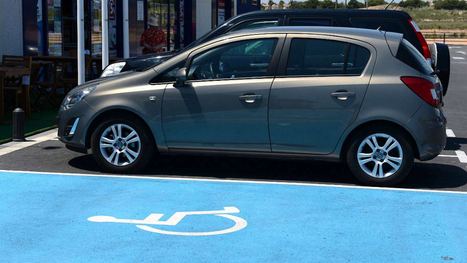Парковка на местах для инвалидов: что грозит водителю за неправильную стоянку