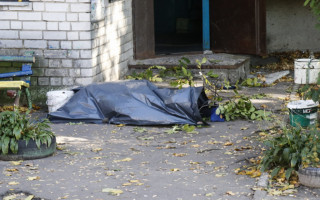 На Виноградаре 70-летняя женщина выбросилась из балкона многоэтажки: подробности