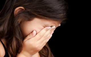 Била ногами по обличчю: у Запоріжжі дівчина познущалася над школяркою