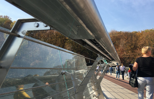 В Киеве «стеклянный» мост продолжает разрушаться: есть фото