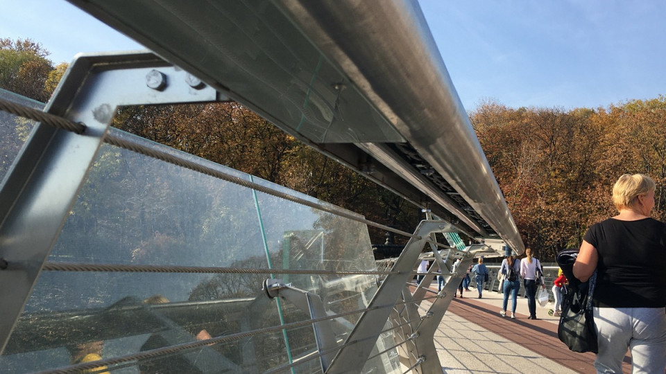 В Киеве «стеклянный» мост продолжает разрушаться: есть фото