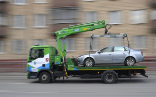 С киевских улиц массово эвакуируют автомобили: что случилось